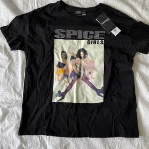 Spice girls tshirt  - Helt oanvänd spice girls tshirt som är köpt på stradivarius och har lappen kvar. 