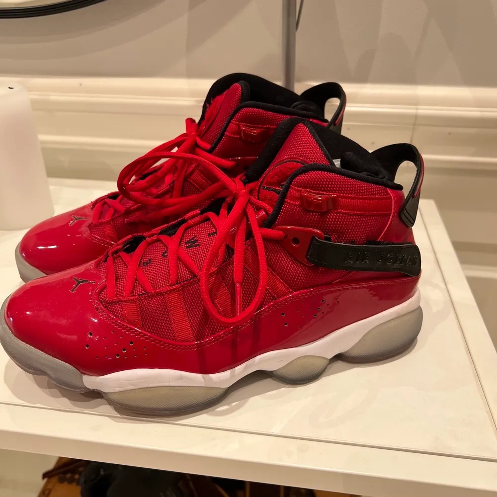 Jordan 6 Red . Skor.