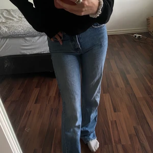 Medelhöga jeans - Populära medelhöga jeansen från Zara! Väldigt fina och har fortfarande bra kvalitet💛