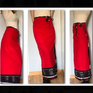 Omlottklänning - En omlottkjol som jag köpte av en kvinna som hade sytt den själv faktist. Den är lite stor för mig för omlotten är en smula off men det funkar ju ändå. Jag är storlek S. Går att ha på båda hållen. 