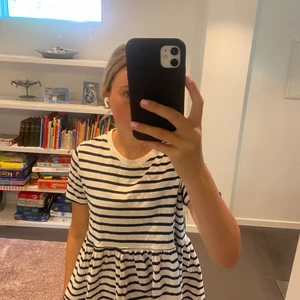 Zara tröja - Säljer denna t-shirt med volang ifrån zara. Tröjan är i bra skick, storlek S