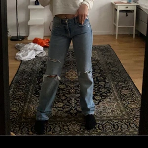 Jeans - Jeans från zara använd minst 4 gånger tills som blev för små för mig. Skit snygga mid waised som är straight leg så ej utsvängda bara raka som är perfekt till uggs eller fina air force. Små i storlek 