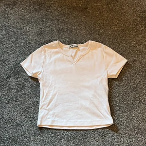 Storlek xxs - Fin vit topp som är lagom i storleken.