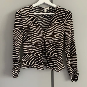 Zebramönstrad blus - Storlek 36
