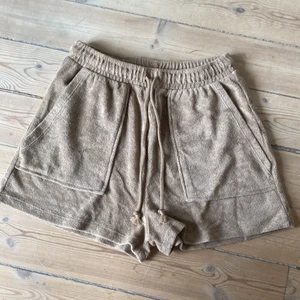Beiga frotté shorts - Aldrig använda, för små för mig. Nypris 250kr