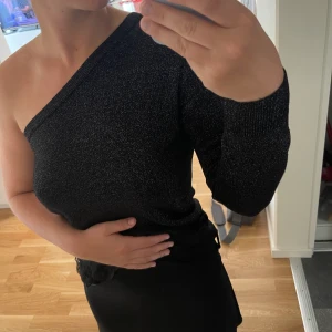 NAKD one shoulder  - En one shoulder tröja från NAKD som är så fin att ha till fest, dock har den blivit lite för liten på mig och använd sällan🫶🏻