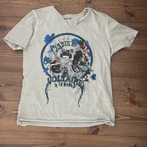 Zadig T-shirt  - Säljer denna zadig T-shirt i en beige färg. Sparsamt använd och den är i nyskick. Har bestämt mig för att sälja denna då färgen inte riktigt är i min stil.