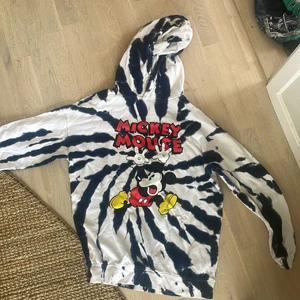 Mikey mouse hoddie - En mussie pigg hoddie från HM i storlek 170! Är snyggt oversized på mig som är s/xs. Super snygg men inte min stil längre💕