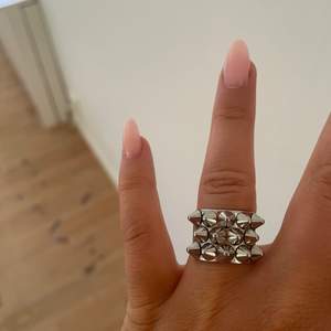 Säljer min fina Edblad ring, haft ungefär några månader ser fortfarande ut som ny, köparen står för frakt