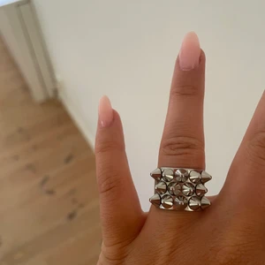 Edblad ring  - Säljer min fina Edblad ring, haft ungefär några månader ser fortfarande ut som ny, köparen står för frakt