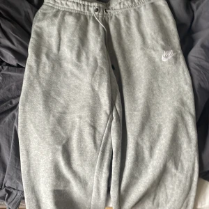Nike byxor - Ett par byxor i damstorlek S från Nike, lite korta för mig 1,64 så skulle säga passa mellan 1.60-1,62 Använda ett par gånger men i okej skick! Köpa för 500