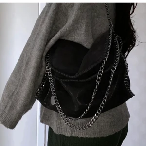 Stella McCartney Väska - (Lånade bilder!) Säljer nu min Stella McCartney liknande väska då den inte har kommit till användning på ett bra tag💞 Väskan är i väldigt fint skick ❤️