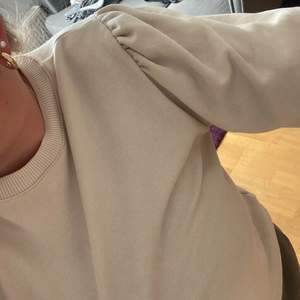 Fin fin beige sweatshirt i storlek S🤗 säljer för 50kr🌸