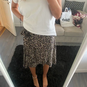 Brun leopard kjol - Denna långakjolen är köpt ifrån Lindex. Inte jätte använd. Den är i st XS men passar även S. 