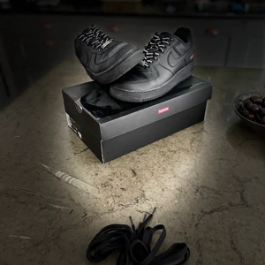 Nike air force 1 supreme black - Det är en ganska oanvänd sko som jag köpte av topstock resell, skon är äkta har med box original papper och original snöreni