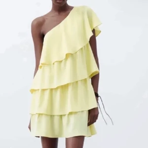 Gul zara klänning - Helt ny med prislappen kvar !!🌼