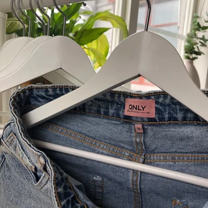 Jeans kjol ny skick stl M - Väldigt bra skick använd 1 gång, säljer pga att den aldrig används.❤️‍🔥