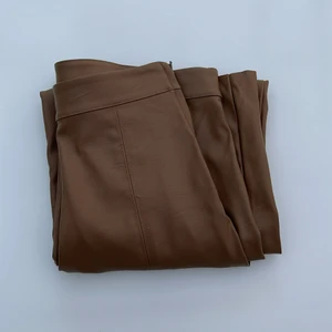 Skinnbyxor - Bruna skinnbyxor som formar kroppen så fint! De är en kortare modell! Så stretchiga🤎