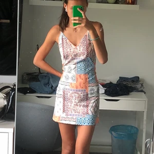 Klänning - Fin klänning som aldrig kommit till användning, nyskick och jättefin på. Jätteskön! 