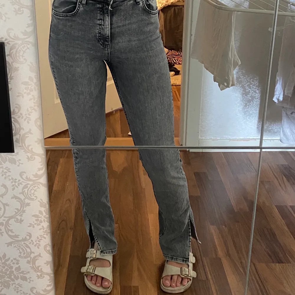 Säljer dessa snygga byxor från Zara då dom inte kommer till användning💗💗💗. Jeans & Byxor.