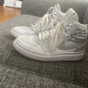 Grå/vita Nike air jordans  - ett par fina nike air jordans skor för 2280 ordinarie pris , budning börjar på 1700, använda några gånger men i väldigt fint skick 