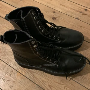 Platform skor - Använda bara typ 2 gånger. Platform skor. Vill it ha dom längre för har bytt stil. 