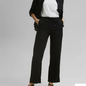 Svarta linnebyxor, Esprit - Säljer mina supersköna svara linnebyxor från Esprit💘 köpta förra året för 700, säljer för 300 (pris kan diskuteras)😊