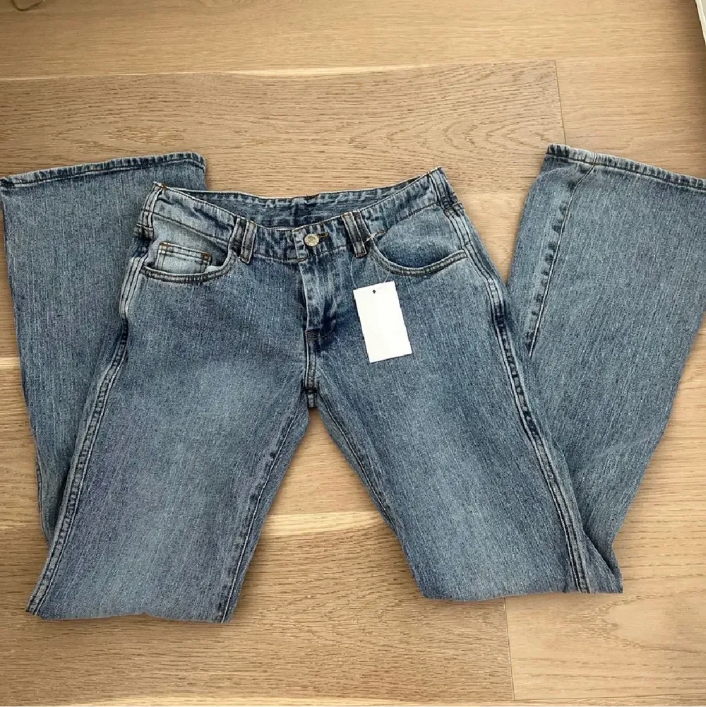 Söker Brandy Melville jeans i modellen eleanor💕 Skirv om ni har några!! . Jeans & Byxor.