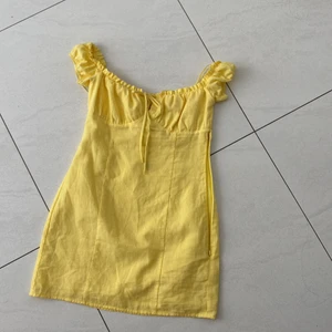 Klänning - Klänning som jag växt ut ifrån😫 lappen finns fortfarande kvar alltså är den inte använd och i bra skick