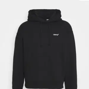 Unisex hoodie från Levis i fint skick. Hoodien är i storlek S men ändå rymlig. Första bilden är lånad obviosly💁🏼‍♀️ nypris ca 700 kr