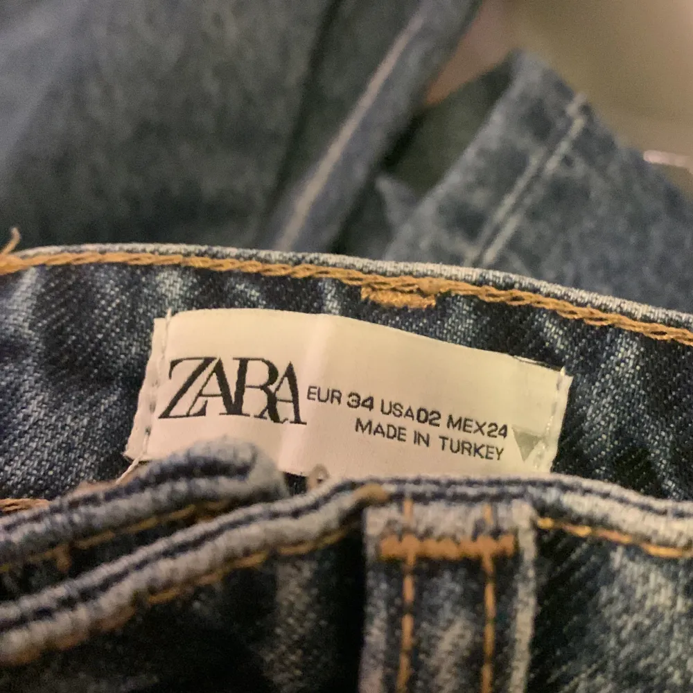 Dark denim jeans from Zara.. Jeans & Byxor.