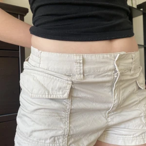 Cargo shorts - beiga carco shorts från H&M i storleken 36💓 säljs pågrund av att dem tyvärr inte kommer till användning.