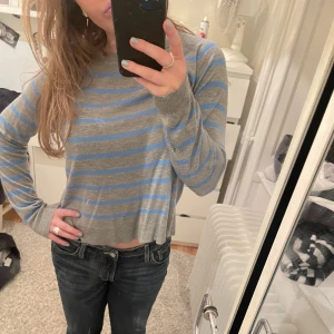Randig tröja  - Trendig tröja från zara, tunt och skönt material! Använd fåtal gånger💘