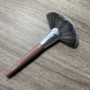 Caia borste  - Säljer denna Caia borste F02. Använd en gång men självklart tvättad. 