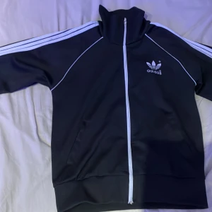 Adidas zip up🤛 - Adidas zip up🤛🤛det är bra kvalite. Storlek L och vi kan diskutera priset 