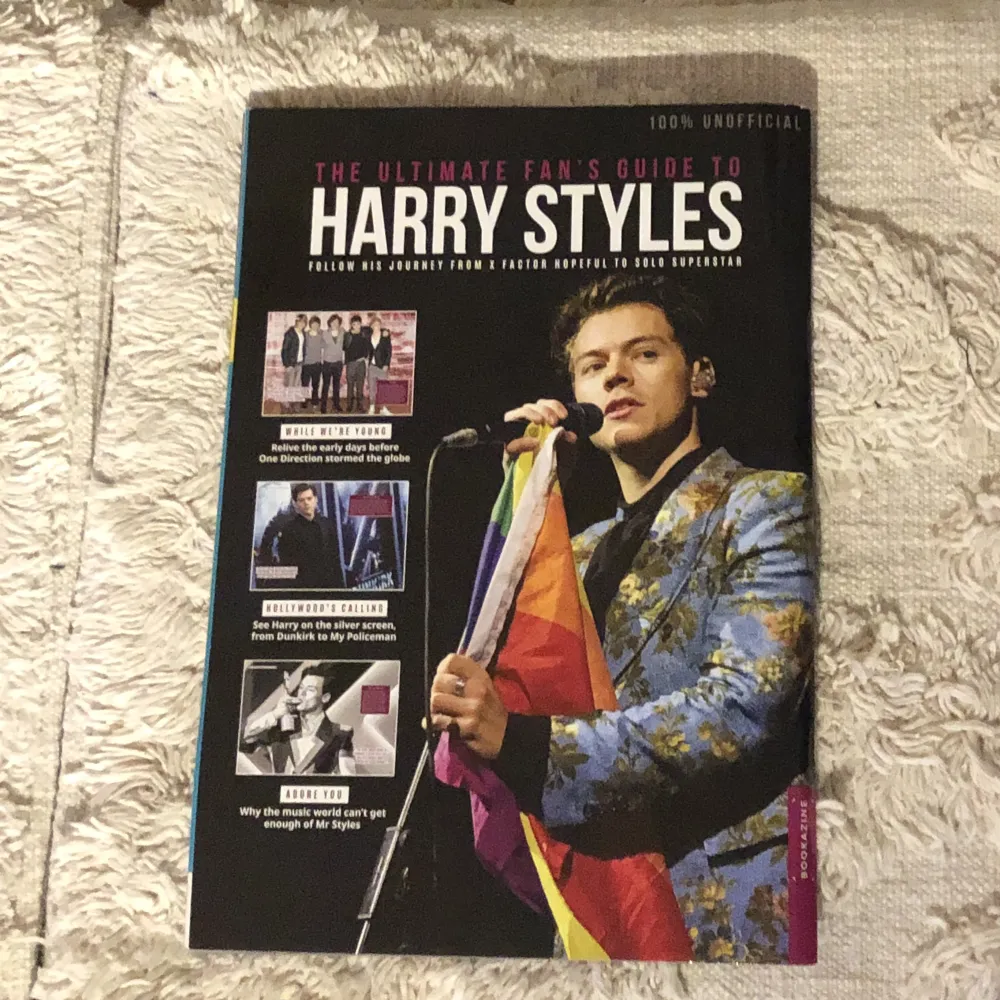 En Harry styles fan tidning med massa bilder och text på engelska💕 väldigt bra skick och med fyra posters i! 113 sidor of pure harry styles🧵. Övrigt.