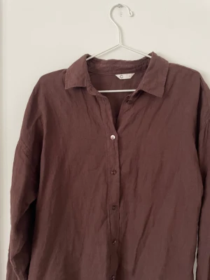 Skojrta - I princip i nyskick. Säljer pga för stor. Saknas en knapp vid ena ärmen men ska inte vara några problem att syn på en ny. Drog av ganska mycket på priset pga det😃