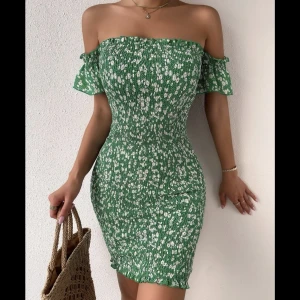 Grön shein klänning  - Använd 1 gång utomlands 