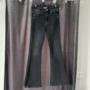 Jeans  - Grå/svarta jeans ifrån Gina Tricot, strl 38, passar inte mig som är 160cm lång så passar en som är lite längre än mig. Alsing använda 