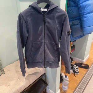Stone island zip up hoodie - Blå Stone Island zip up hoodie. Eu 152 Mycket bra skick. Ny pris 1999 kr