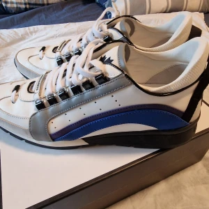 Dsquared  - Storlek 44. Ny skick. Äkta så klart. Köptes NK Göteborg. 