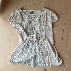 Två-i-en-tröja  - Jättesöt topp med inbyggd kofta som ej kommer till användning längre! Skulle uppskatta till en liten S. (Men fortfarande inte riktigt en XS) 