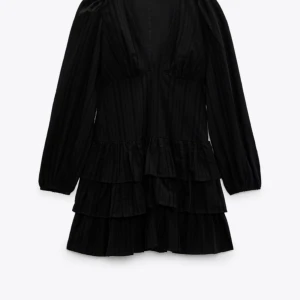 Klänning  - Jätte fin zara klänning men som tyvärr är för liten för mig. Jag är 177cm och klänningen var alldeles för kort för mig. Helt ny prislappen sitter kvar. 