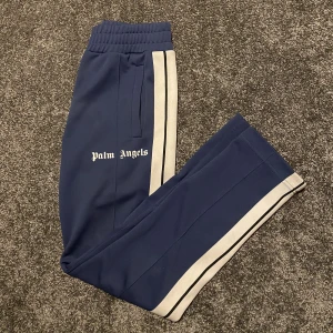 Palm angels byxor  - Tjena säljer mina plan angels byxor då dom inte kommer till användning! Dom är i bra skick skulle säga 8,5/10 alltså riktogt bra! Dom är i storlek xs skulle säga att dom passar S passar mig som är 175! Tveka inte höra av er vid funderingar 