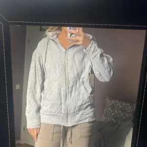 En grå hoodie med dragkedja 🫶🏻 storlek s 🫶🏻 lager 157 