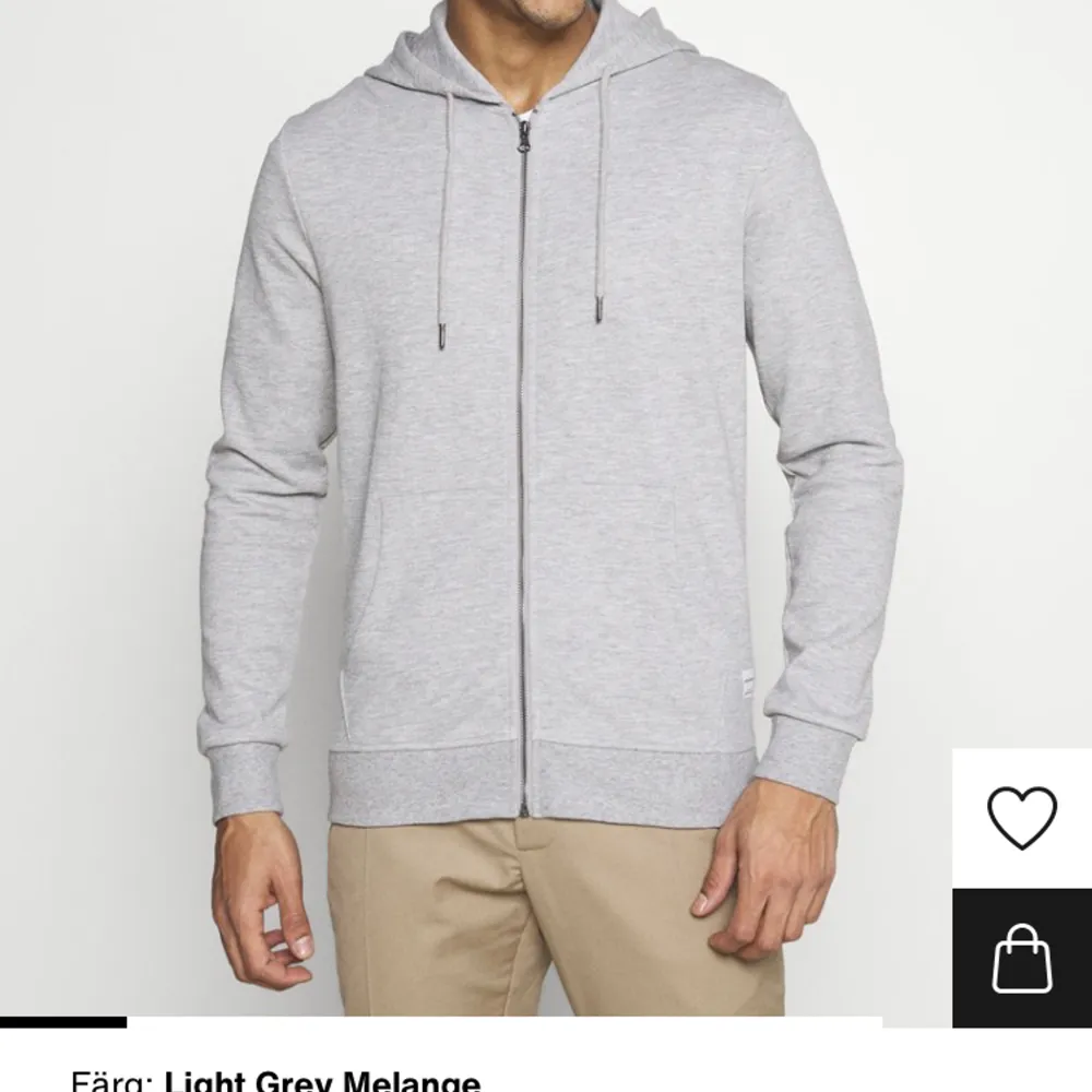 Grå zip hoodie från Jack & Jones. Köpt på Zalando. Ganska tight modell. Nästan för liten på mig (jag är 182 cm). Hoodies.