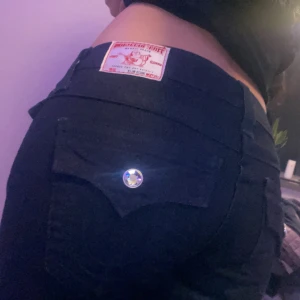 true religion jeans - helt nya lågmidjade true religion jeans. bootcut, endast testade. midjemått 71, innerbenslängd 73. de två sista bilderna är lånade, dm vid frågor🤍 köp direkt för 500kr