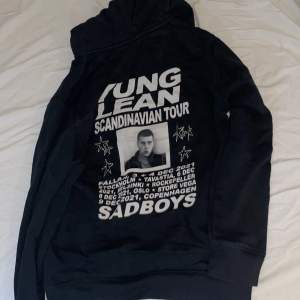 yung lean starz hoodie köpt på hemsidan när de släpptes, säljes då jag aldrig använde. den är altså helt i nyskick 🙏 storlek L men sitter som en M