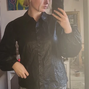 Läderimitation skjorta - Skjorta med puff-ärmar i läderimitation.🖤 Knappt använd, så i fint skick! 