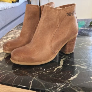 Skor - Superfina boots från Levis. Använda mycket men i fint skick, ska även smörja in dom så att dom blir som nya!